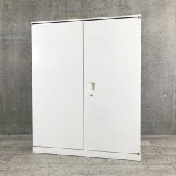 【書類整理がしやすいデュオラインシリーズの両開き書庫！】■オカムラ(okamura)製　SAデュオラインシリーズ　両開き書庫　ローキャビネット　W900×D450㎜　■ホワイト　■シリンダー錠【弊社使用欄：A01049237】【SN】