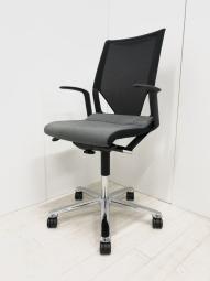 おしゃれなハイセンスチェアが入荷！モダンなデザインを手がけるドイツの有名メーカーチェア！執務室だけでなく会議室や応接室にもおすすめ！
■ウィルクハーン（Wilkhahn）/モダス（Modus）/背面ブラック　座面グレー 【外部倉庫在庫品】【AO】【TOGS】