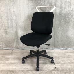 【全ての機能をコンパクトに！クッション性が高く座り心地が良い一品です！】■イトーキ(ITOKI)製　トルテR(torteR)チェア　肘無し　ローバック　■ハンガー付　■ブラック×ホワイトシェル【弊社使用欄：A01043675】