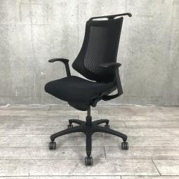 【姿勢の変化にフレキシブルに対応する高機能メッシュチェア！】■イトーキ(ITOKI)製　エフ(f)チェア　肘付　ハイバック　背面メッシュ　エストラマー　新型　■固定肘・ハンガー付　■ブラック　※シェルキズ有【弊社使用欄：A01038697】