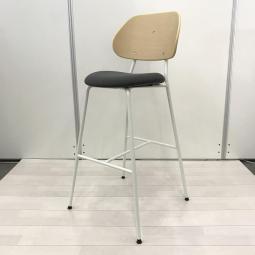 【オシャレな木目調のハイチェア！カウンターテーブルと相性◎！カフェスペースや休憩スペースにオススメ！】■オカムラ製　Amita　ハイチェア　■木目調ナチュラル×ブラック【OKT106】【関東倉庫在庫品】【弊社使用欄：】