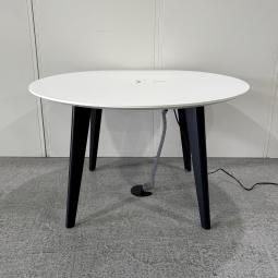 【リフレッシュルームや会議スペースに！】■オカムラ製（OKAMURA）製　丸テーブル　幅1200㎜　■電源タップ付　■ホワイト【弊社使用欄：A01044239】