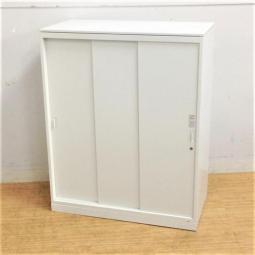 使いやすい3枚引き戸書庫 スライド式の扉で導線を確保 オカムラ レクトライン ホワイト天板付き 鍵付き シリンダー錠【愛知・名古屋・豊田・静岡・浜松】