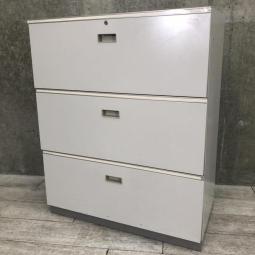 【オフィスの必需品！】■イトーキ（ITOKI）シンラインシリーズ　(THIN LINE)　■3段ラテラル　ローキャビネット　■色：ニューグレー　■シリンダー錠タイプ