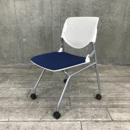 【背のスリットデザインはベンディング機能！シンプルなデザインで使いやすいミーティングチェア！】■オカムラ(okamura)製　ルナ(RUNA)チェア　ネスティングチェア　ミーティングチェア　キャスター付　■背面樹脂メッシュ(ヌードタイプ)　■ブルー【弊社使用欄：A01048462】