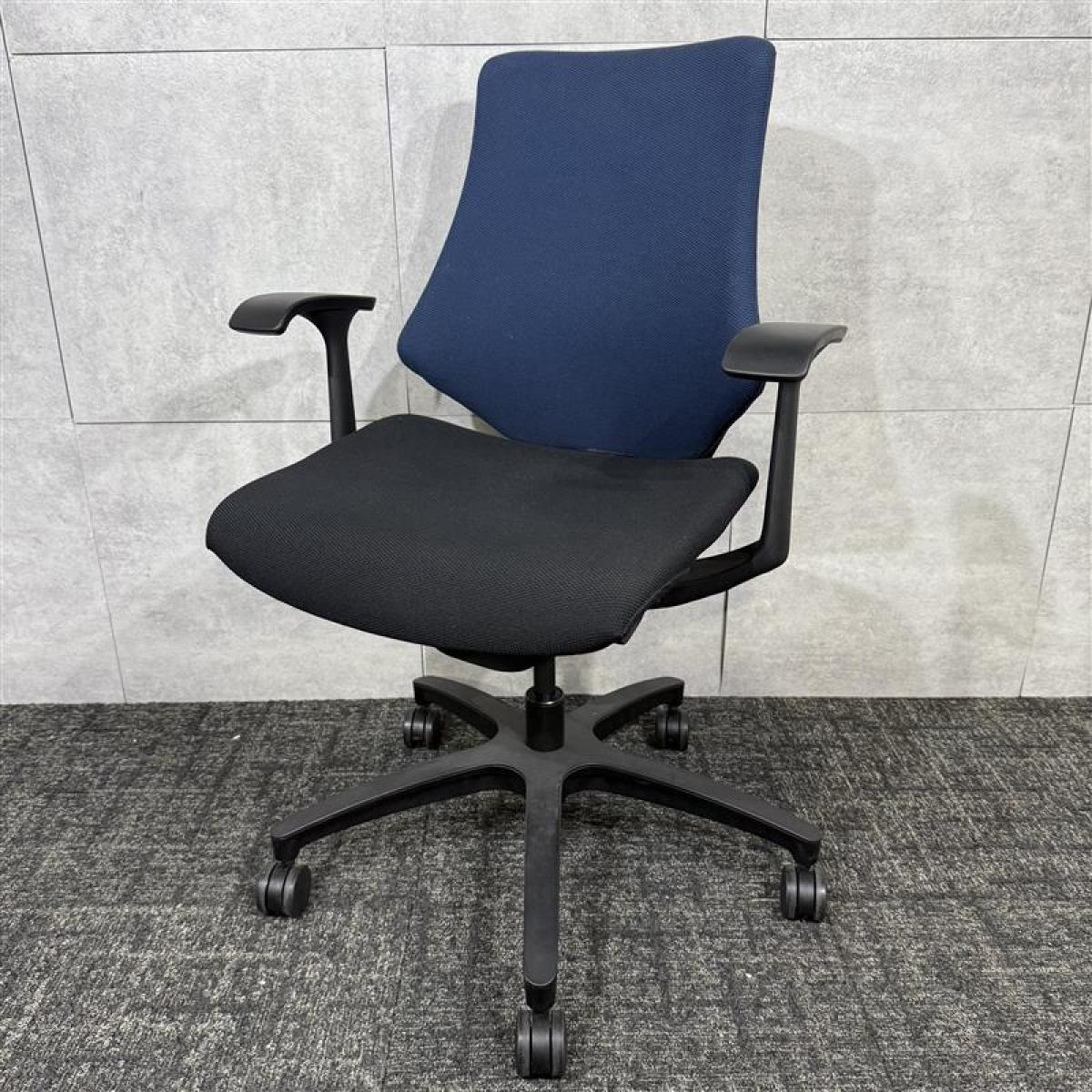 【姿勢の変化にフレキシブルに対応！スタイリッシュなデザインのメッシュチェア！】■イトーキ(ITOKI)製　エフ(F)チェア　肘付ローバック　■背面：ネイビーブルー/座面：ブラック　■固定肘
                        エフクロス
                                    中古
            