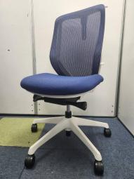 大人気【前傾チルト機能付き】【オカムラ製品で最も人気を集める高機能メッシュチェア！】■オカムラ製　シルフィ（Sylphy）　肘付き　ハイバック　背面メッシュ　■ハンガー付き　■ブルー×ホワイトシェル