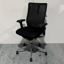 【満足度の高い座り心地！上質なクッションで機能性も充実！長時間のデスクワークも快適にサポート！】■オカムラ(okamura)製　コーラル(Choral)チェア　肘付ハイバック　背面メッシュ　■可動肘・ハンガー・ランバーサポート付き　■ブラック