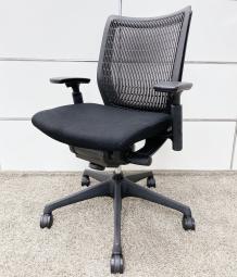 【人間工学に基づいた快適な座り心地！】/オススメ(おすすめ) /人気商品【弊社使用欄：A01050997】■オカムラ製　ヴィスコンテチェア　可動肘付　ブラック 背もたれ：ヌード