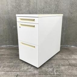 【収納と作業スペースを同時に確保！人気シリーズの脇机！】■オカムラ(okamura)製　アドバンス(ADVANCE)シリーズ　3段脇机　H720㎜　■配線カバー付　■シリンダー錠　■ホワイト　※日焼け有