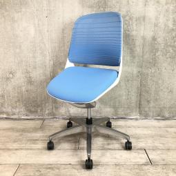 【座ってから立ち上がるまで、すべての姿勢を支える多機能チェア！快適さを追求した新感覚オフィスシーティング！】■オカムラ(okamura)製　ルーチェチェア　肘無　ローバック　背面メッシュ　■ブルー×ホワイトシェル