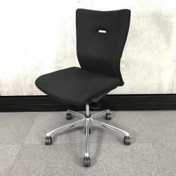 【背あてのしなやかな曲線が背中にフィット！】【快適な座り心地に高級感のあるデザインが人気！】■オカムラ(okamura)製　フィーゴ(feego)チェア　肘無し　ミドルバック　■サイドファスナータイプ　■ブラック【弊社使用欄：A01050268】【KN】