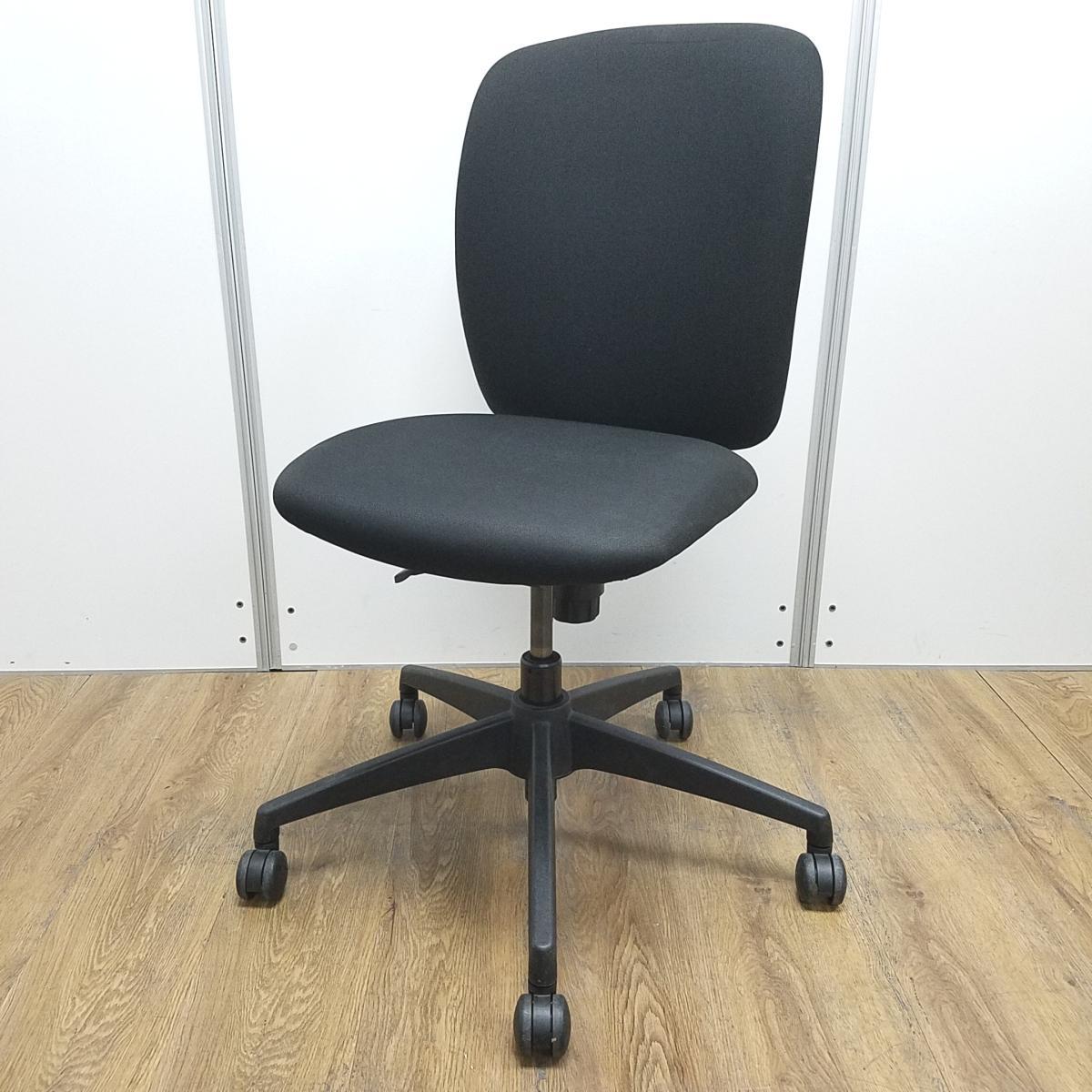 ★【T2】【商品入替のため、残り6脚限り】スチールケース製　アプト　ブラック　ローバック　肘無し　座り心地に配慮した厚めのクッションが好評！　オフィスの執務室や事務所などにおすすめ！　肘無しローバックチェア！！
                        アプトチェア
                                    中古
            