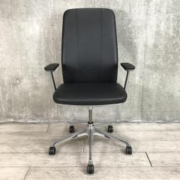 【上質でスタイリッシュなデザイン！クラフティチェア！】■オカムラ製　エグゼクティブチェア　肘付　ブラック　革張り　■機能と美しさを両立した高級感溢れる革張りチェア！【OKAMURA　CRAFTIE】【在庫入替セール品！】★