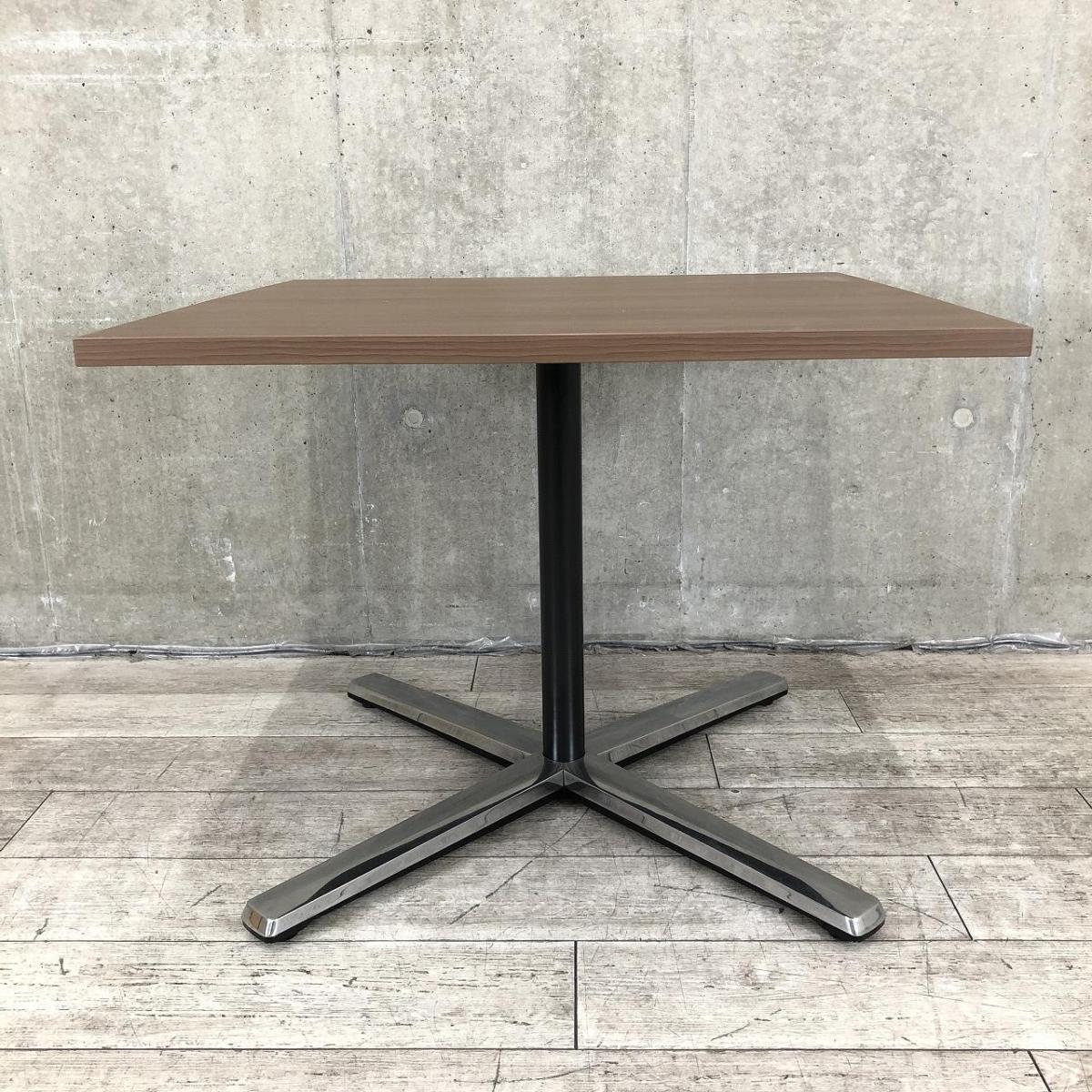 【在庫入替セール品】【ブラウン天板のカフェ風テーブル！リフレッシュスペースなどにおすすめ！】■オカムラ（okamura）製　ライブスシリーズ　角テーブル　ミーティングテーブル　カフェテーブル　W900mm　■天板：木目ダーク/脚：ポリッシュ
                        ライブス
                                    中古
            