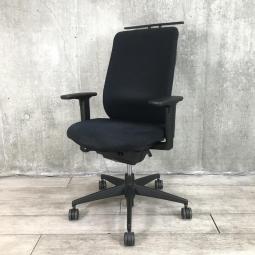 【高機能で快適・座れば納得のワーキングチェア！背面構造が体にフィット！】■コクヨ(KOKUYO)製　ベルガー(BELGER)チェア　肘付　ハイバック　クッションタイプ　■可動肘・ハンガー付　■ブラック【弊社使用欄：A01047465】【KN】