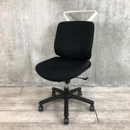 【全ての機能をコンパクトに！クッション性が高く座り心地が良い一品です！】■イトーキ(ITOKI)製　トルテR(torteR)チェア　肘無し　ローバック　■ハンガー付　■ブラック×ホワイトシェル【弊社使用欄：A01043675】【KN】