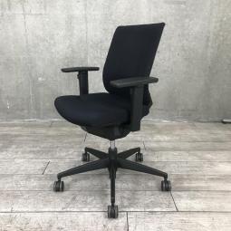 【オフィスの王道！納得の座り心地！魔法のように売れ続けている定番のオフィスチェア！】■コクヨ(KOKUYO)製　ウィザード(wizard)チェア　肘付ローバック　■可動肘　■ブラック　※肘スレ有　【弊社使用欄：A01021095】【KN】