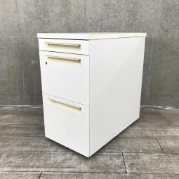 【収納と作業スペースを同時に確保！人気シリーズの脇机！】■オカムラ(okamura)製　アドバンス(ADVANCE)シリーズ　3段脇机　H720㎜　■配線カバー付　■シリンダー錠　■ホワイト　※日焼け有