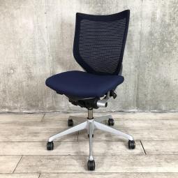 【ベストなポジションが得られる先進設計！長時間の着座でも疲れにくいサポート感！】■オカムラ（okamura）製　バロンチェア（Baron）　肘無し　ローバック　背面メッシュ　■ダークブルー ×ブラックシェル 【弊社使用欄：A01048172】