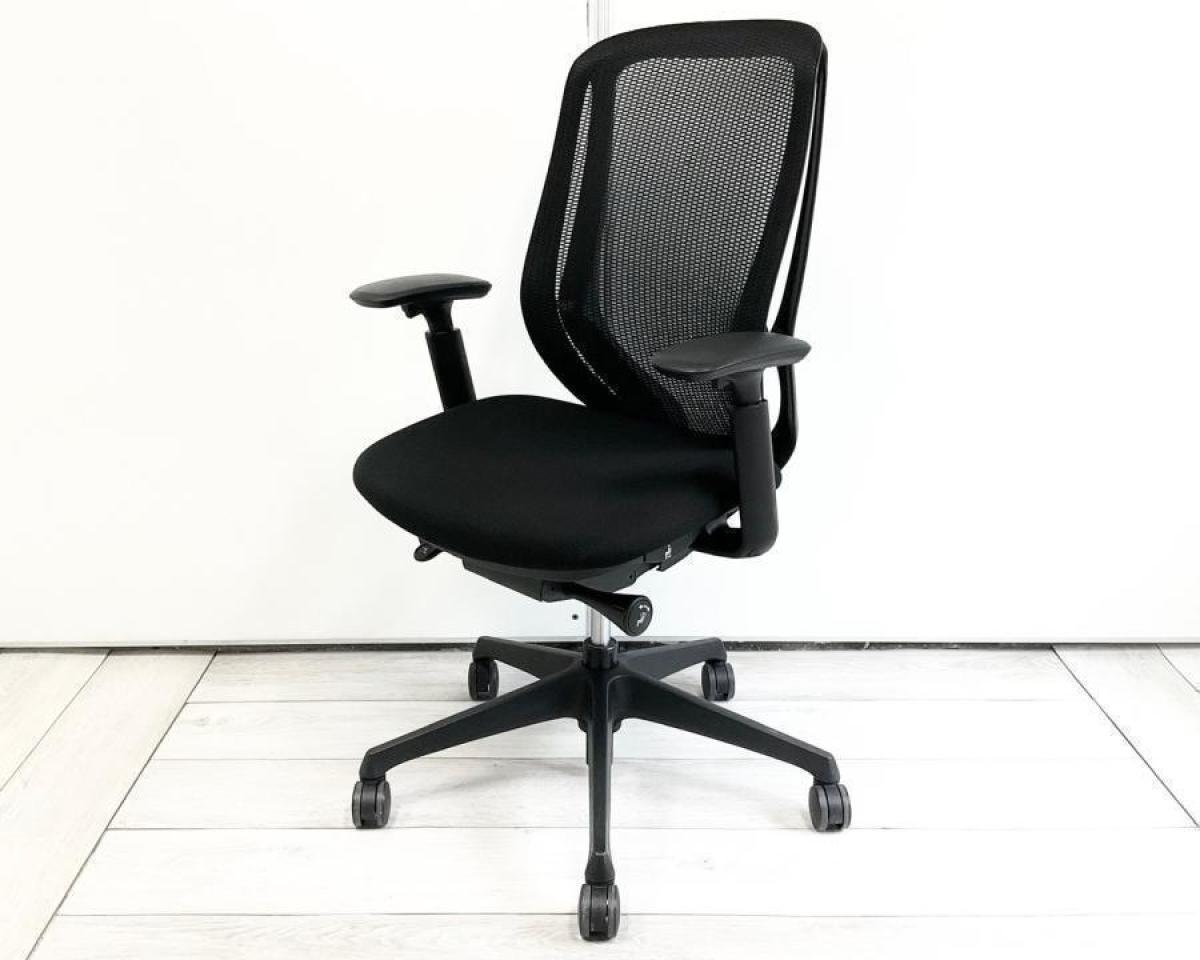 前傾チルト搭載のオカムラ・シルフィ入荷！高機能メッシュチェアの中でも特に人気のモデルで、長時間作業でも快適。可動肘・ハイバック仕様のブラックタイプでオフィス環境の質を高めたい方におすすめです/オススメ(おすすめ) /人気商品【弊社使用欄：】■オカムラ/シルフィ
                        シルフィーメッシュ
                                    中古
            