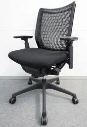 【スタイリッシュなデザイン！】■ヴィスコンテチェア（Visconte）ブラック ■可動肘　座スライド付　【AD】