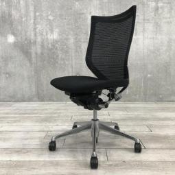 【ベストなポジションが得られる先進設計！長時間の着座でも疲れにくいサポート感！】■オカムラ（okamura）製　バロンチェア（Baron）　肘無し　ハイバック　背面メッシュ　■ブラック×ブラックシェル