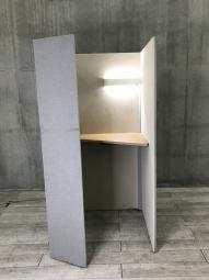 【右開口】【ワーカーの集中を高める省スペースなワークブースが入荷！】■オカムラ（okamura）製　ドレープシリーズ（drape）　テトラタイプ　集中ワークブース 　ソロワークブース　W1000×D1200×H1920㎜　■ハイテーブル　H1000㎜　■照明・コンセント付き　■外側：グレー/内側：ベージュ【ABW商材】【関東倉庫在庫品】【弊社使用欄：A00965393】