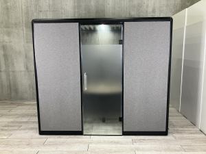 【ドア部分はガラス張りでスタイリッシュ！人気のセミクローズワークブース！】■オカムラ（okamura）　スノーハット （Snow Hut）　ペアワーク（Pair Work）タイプ　2人用ブース　Aタイプ　■W2400×D1200×H2100㎜　■テーブル・照明付き　■色：フレーム / ブラック　パネル / グレー【ABW商材】【関東倉庫在庫品】【弊社使用欄：A01012135】