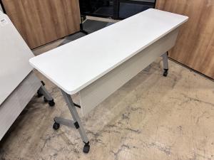 使い勝手抜群！天板を跳ね上げて収納ができるスタックテーブルが入荷！幕板付きで安心！ ◆内田洋行/プラッテ（Platte）/ホワイト　横幅1500ｍｍ（奥行450ｍｍ）フラップテーブル