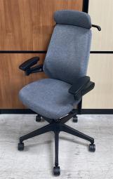 【もっと美しく快適に！　柔らかな座り心地が人気の新世代ワークチェア！　非常に希少なエクストラハイバックモデル！】■イトーキ（ITOKI）　ノートチェア（nort）　エクストラハイバック　テクチャードメッシュ（背面メッシュ）　■ダークグレー×ブラックシェル　■アジャスタブル肘（可動肘）　■ヘッドレスト付　■コートハンガー付