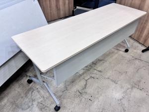 【2～3名での使用に最適！スタイリッシュなデザインで使いやすい！】■コクヨ（KOKUYO）製　リーフライン（Leafline）シリーズ　サイドスタックテーブル　フラップテーブル　W1800×D600×H720㎜　■幕板付き　■木目ナチュラル天板