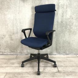 【ヘッドレスト付き！】【姿勢の変化をサポート！操作レスで体格にマッチする定番チェア！】■イトーキ(ITOKI)製　エピオス(epios)チェア　肘付き　エクストラハイバック　クロスバックタイプ　■固定肘・ヘッドレスト・ハンガー付　■ネイビーブルー×ブラックシェル