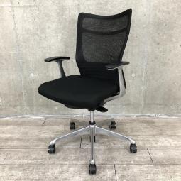 【人間工学に基づいた快適な座り心地！背あてのしなやかな曲線が背中にフィット！】■オカムラ(okamura)製　フィーゴ(feego)チェア　肘付き　ハイバック　背面メッシュ　■固定肘　■ブラック