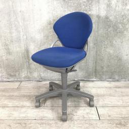 【コンパクトデザインのハイコストパフォーマンスチェア！】■イトーキ(ITOKI)製　プレーゴ(Prego)チェア　肘無　ローバック　■ウルトラマリンブルー×グレーシェル　※脚部に日焼けあり