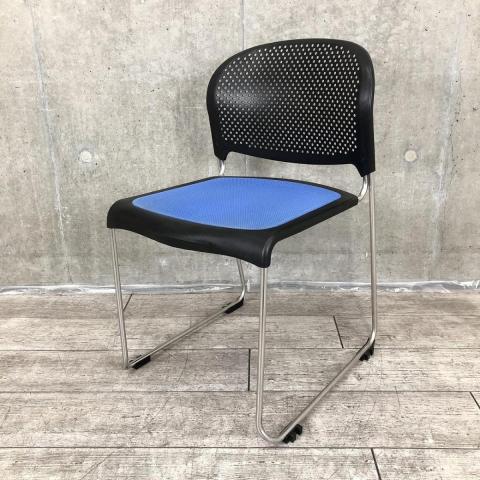 【定価約3万円】【重ねて収納！通気性の良いメッシュ素材のスタッキングチェア！】■オカムラ(okamura)製　8114Fシリーズ　スタッキングチェア　ミーテイングチェア　■樹脂メッシュ(背パッド無し)　キャスター無し　■背：ブラック/座：ブルー