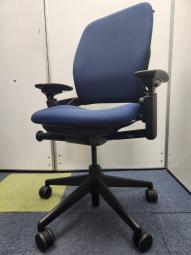 【訳アリ品】【人間工学や医学など様々な観点から座りやすさを追求したチェア！自然なカーブをキープし脊髄への負荷を軽減！】■スチールケース（Steelcase）製　リープV2シリーズ　ハイバック肘付　■可動肘　■ハンガー付　■ブルー