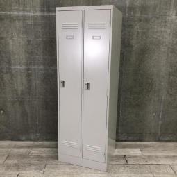 人気商品が入荷！スペースにフィットしやすく実は人気が高い2人用ロッカー！シリンダー錠でセキュリティ面も安心！
■イトーキ/J型/ホワイトグレー