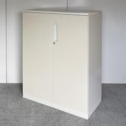 ※訳アリのためお安く！【収納物がひとめで分かる両開き戸タイプのホワイト書庫！】■コクヨ(KOKUYO)製　エディア(EDIA)シリーズ　両開き書庫　ローキャビネット　H1120㎜　■天板・ベース付き　■ホワイト　■シリンダー錠　※日焼け有価格！【K1】