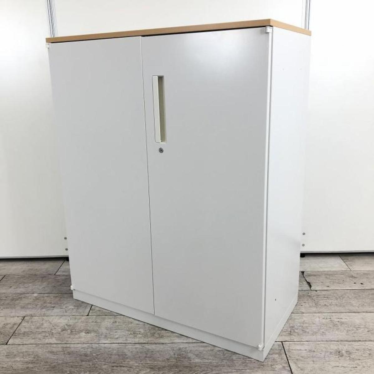 【オシャレなナチュラル天板付き！人気の観音開きタイプ・取っ手が大きく使い勝手のよい定番キャビネット！】
■内田洋行/HS（ハイパーストレージ）/天板：ナチュラル　本体：ホワイト　両開きローキャビネット　木目調天板付　シリンダー錠
                        HSシリーズ
                                    中古
            