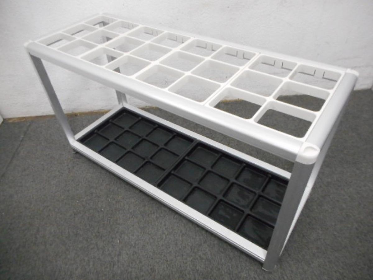 【オフィス・商業施設・病院など、様々な場所で活躍します！】■イトーキ（ITOKI）製　傘立て　アンブレラスタンド　フレームタイプ　24本用（3列×8マス）　■色：シルバー
                        その他シリーズ
                                    中古
            