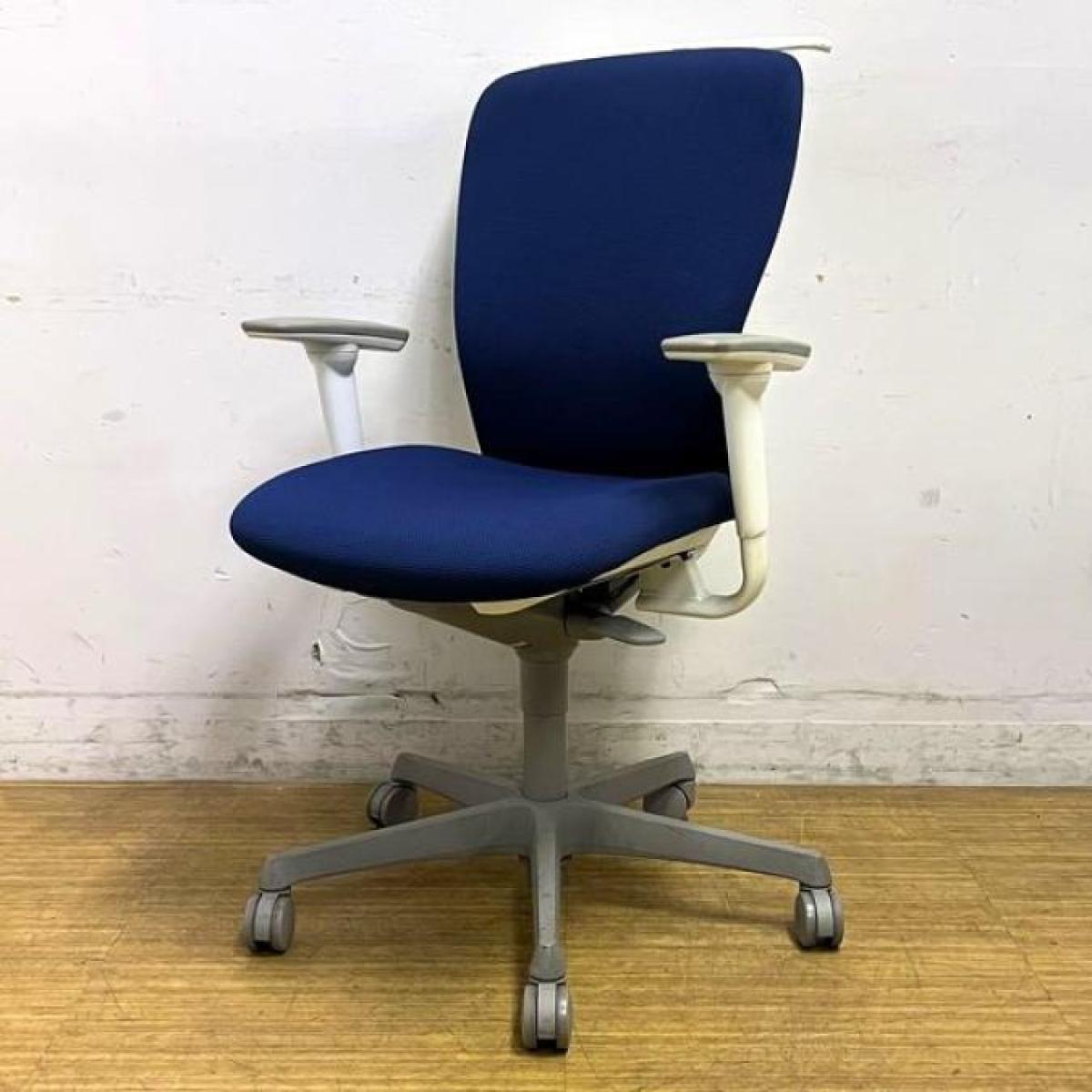 【関西倉庫在庫品・ロット入荷】■オカムラ（okamura）　スラート（sulato）　肘付ハイバック　■ミディアムブルー×ホワイトシェル　■可動肘　■コートハンガー付き　【シンプルなデザインと厚みのあるクッションが大人気！機能充実のワーキングチェア】
                        スラート
                                    中古
            