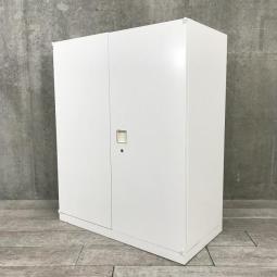 【オフィスの書類をスッキリ整理！取っ手がどの方向からでも開くマルチハンドル！】■オカムラ(okamura)製　レクトラインシリーズ　両開き書庫　ローキャビネット　■シリンダー錠　■ホワイト　※ラッチ日焼け有