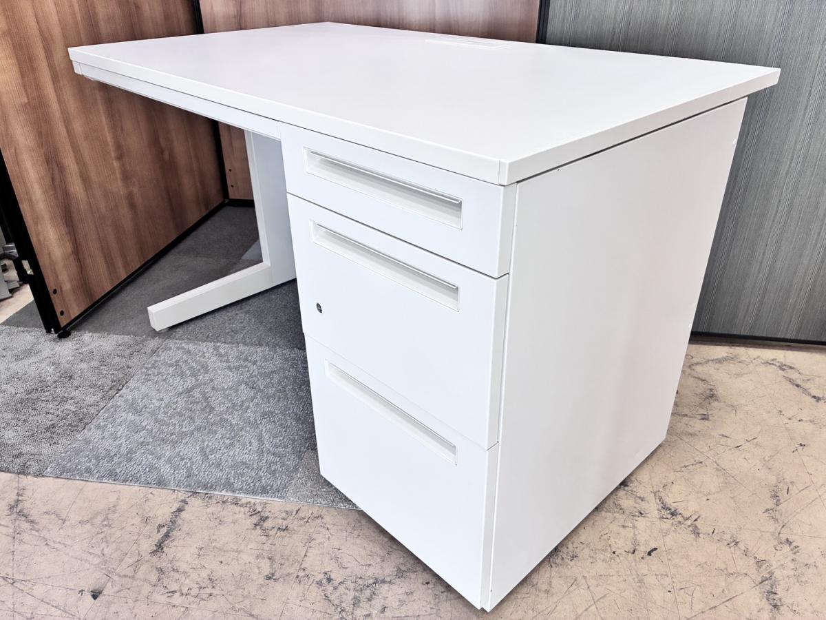 【一番使用されているサイズの片袖机】■ウチダ　スカエナ　片袖机　W1200×D700㎜　■シリンダー錠　■ホワイト
                        スカエナ
                                    中古
            