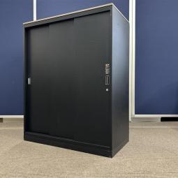 【西】～省スペースにしっかり収納！～【イトーキ】【エスキャビネット】【引き違い書庫】【3枚扉】【ブラック】【天板/ナチュラル】　【チェア】【椅子】【イス】【事務椅子】【デスク】【机】【書庫】【書棚】【棚】【ラック】【収納】【格安】【安い】【メーカー】【レイアウト変更】【模様替え】