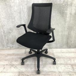 【姿勢の変化にフレキシブルに対応する高機能メッシュチェア！】■イトーキ(ITOKI)製　エフ(f)チェア　肘付　ハイバック　背面メッシュ　エストラマー　旧型　■固定肘　■ブラック【弊社使用欄：A01038695】【KN】
