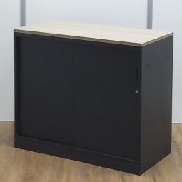 ★イトーキ製　エス(eS)キャビネット　ブラック　2枚扉　シリンダー　木目ナチュラル天板付　フラットで美しい！　お問い合わせの多い引違い書庫！　スライド引き戸だから開閉スペースに困りません！　ローキャビネット　引き違い書庫！！