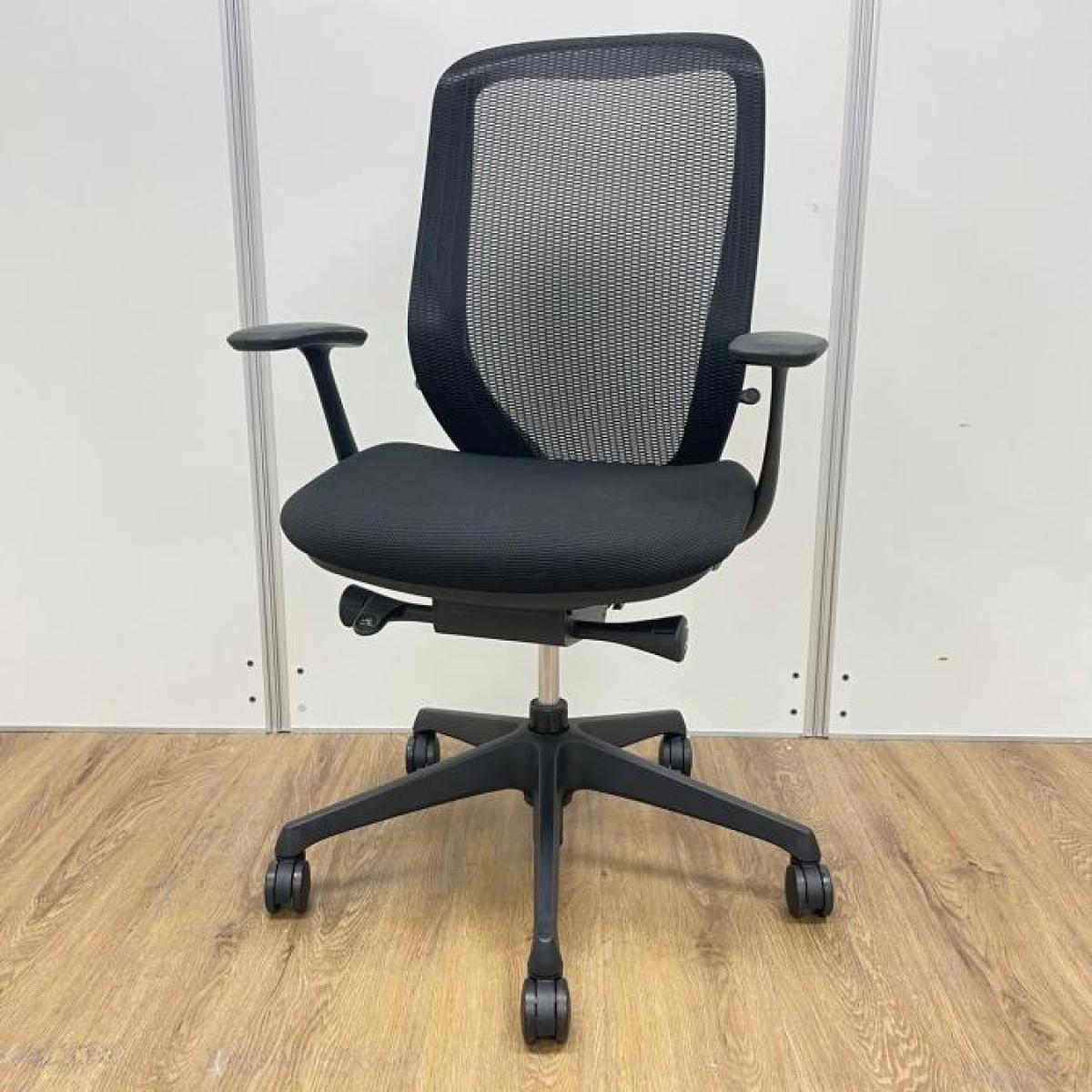 ★オカムラ製　シルフィー　ブラック　ブラックフレーム　肘付き　ハイバック　デザインアーム※固定肘　前傾　樹脂脚　テレワーク　リモートワーク　在宅　個人　三次元曲面が身体にフィット・まるで手を添えて包み込まれるような優しい座り心地！　肘付きハイバックチェア！！
                        シルフィーメッシュ
                                    中古
            