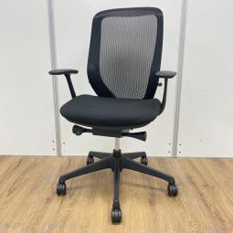 ★オカムラ製　シルフィー　ブラック　ブラックフレーム　肘付き　ハイバック　デザインアーム※固定肘　前傾　樹脂脚　テレワーク　リモートワーク　在宅　個人　三次元曲面が身体にフィット・まるで手を添えて包み込まれるような優しい座り心地！　肘付きハイバックチェア！！