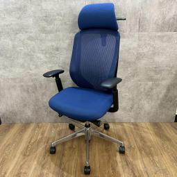 【前傾機能チェアの代名詞！　オフィスにマッチしやすい定番カラーです！】■オカムラ/シルフィー　エクストラハイバック　■ミディアムブルー×ブラックシェル　■メッシュバック　■可動肘　■コートハンガー付き